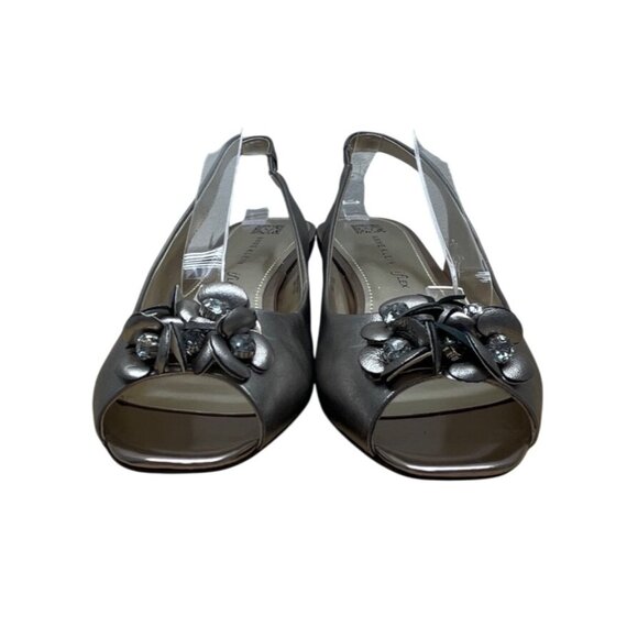 Anne Klein Ludwik Metallic Rhinestone Floral Design Slingback Sandals Sz 9.5M - Picture 2 of 10